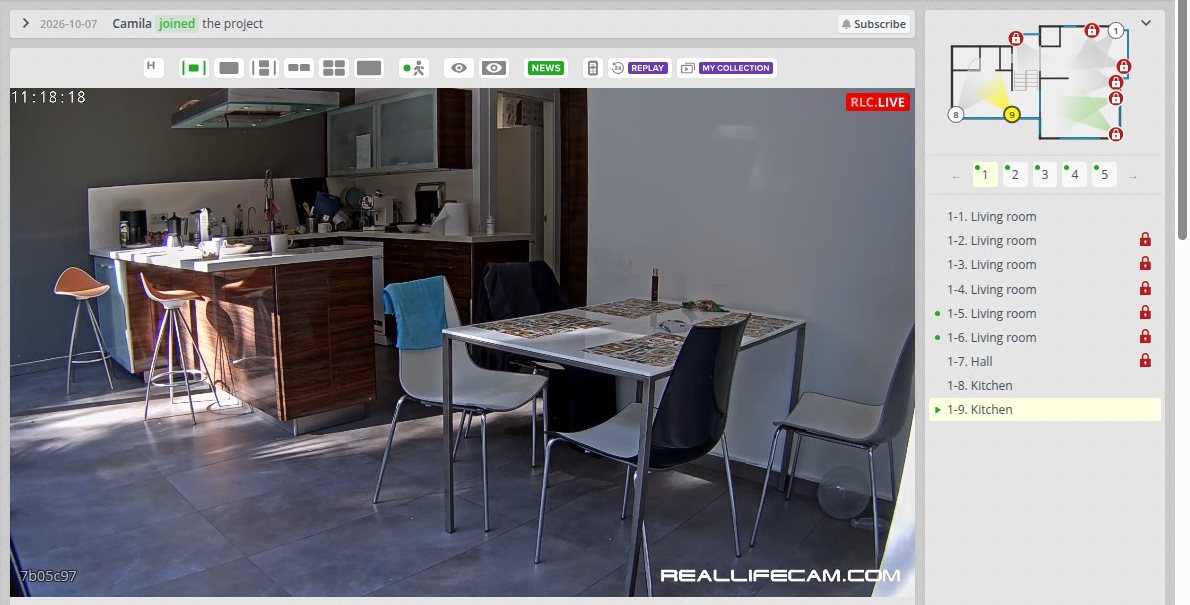 Player RealLifeCam pe o bucătărie, cu marcaj LIVE, ceas și lista de camere