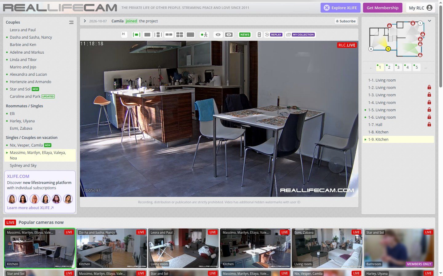 Pagina RealLifeCam cu lista de locuințe, playerul în centru și planul apartamentului în dreapta